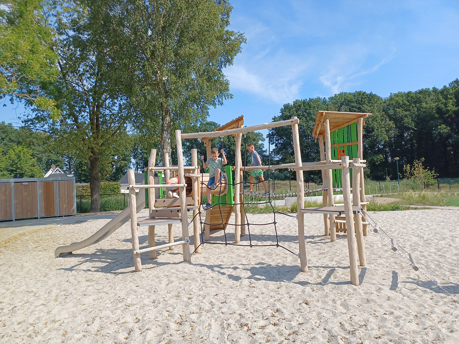 Een groen en duurzaam schoolplein dat spelen en leren stimuleert, het hele jaar door. Ontdek Het Vitale Schoolplein van Proludic.